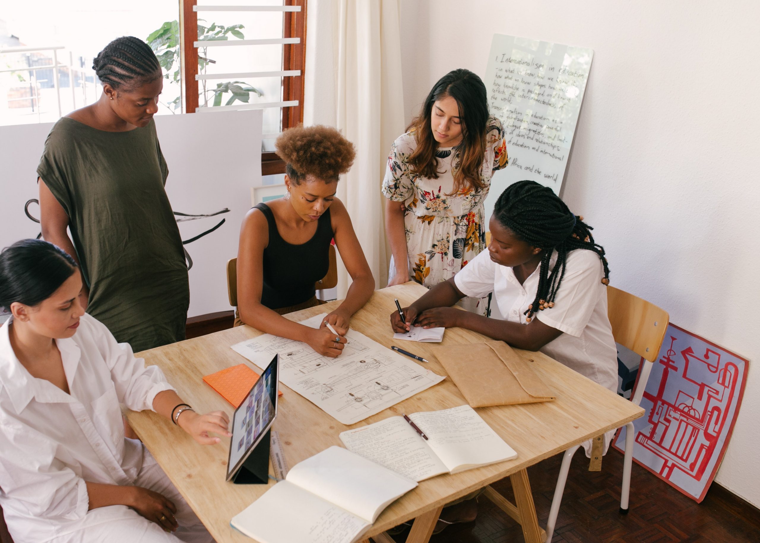 Equipe estudando sobre a tabela TIPI