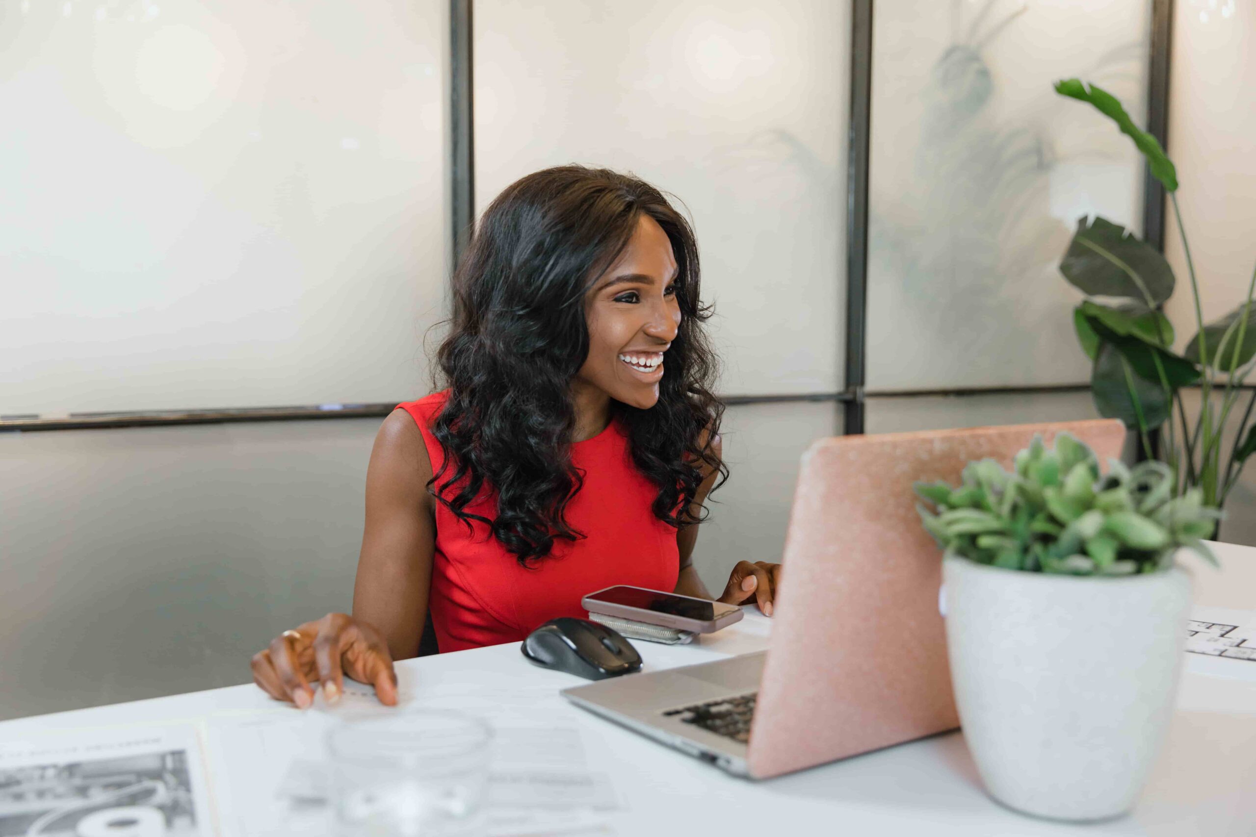 Pessoa vendo como realizar o cálculo de impostos