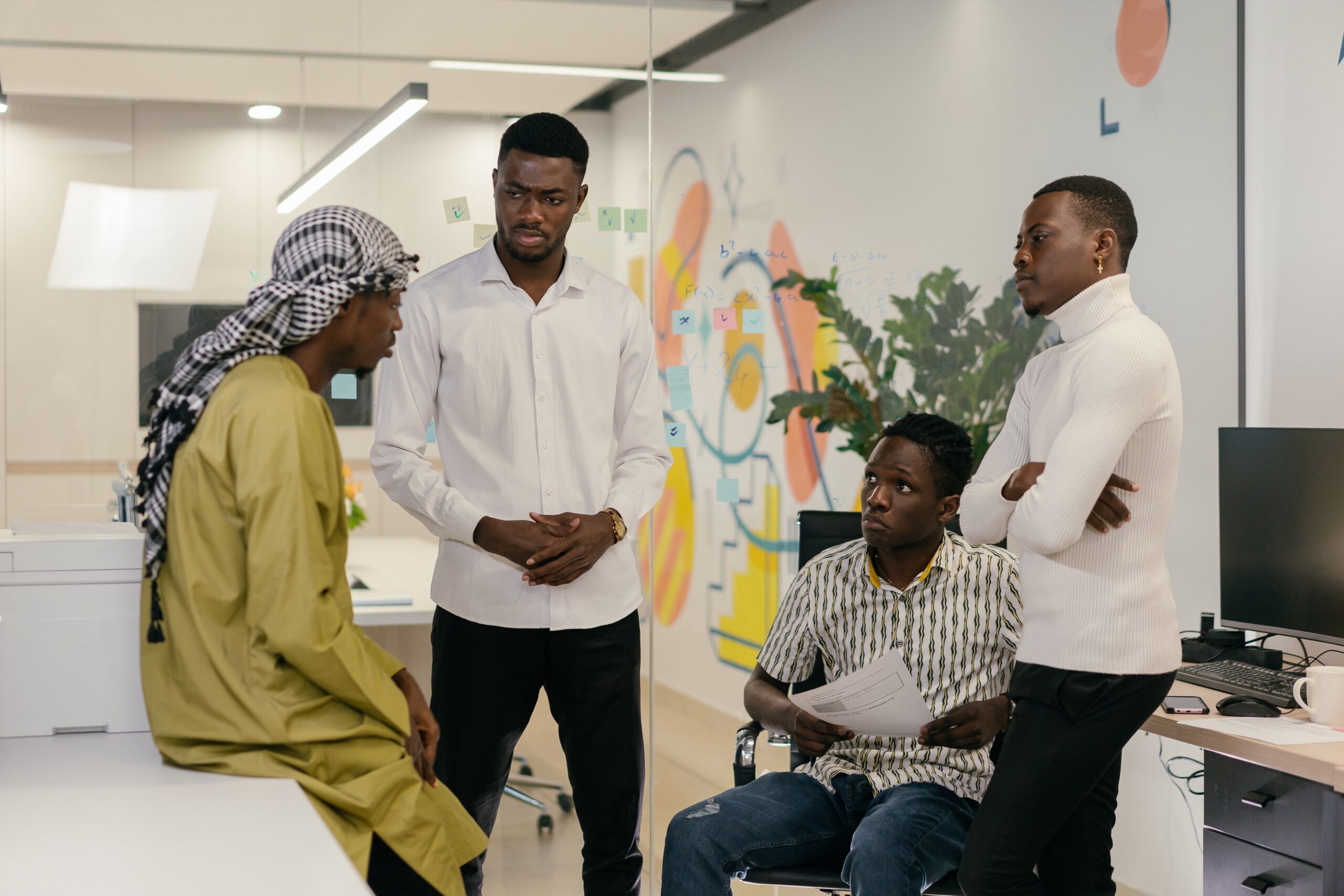 Pessoas estudando sobre efd reinf e sua importância