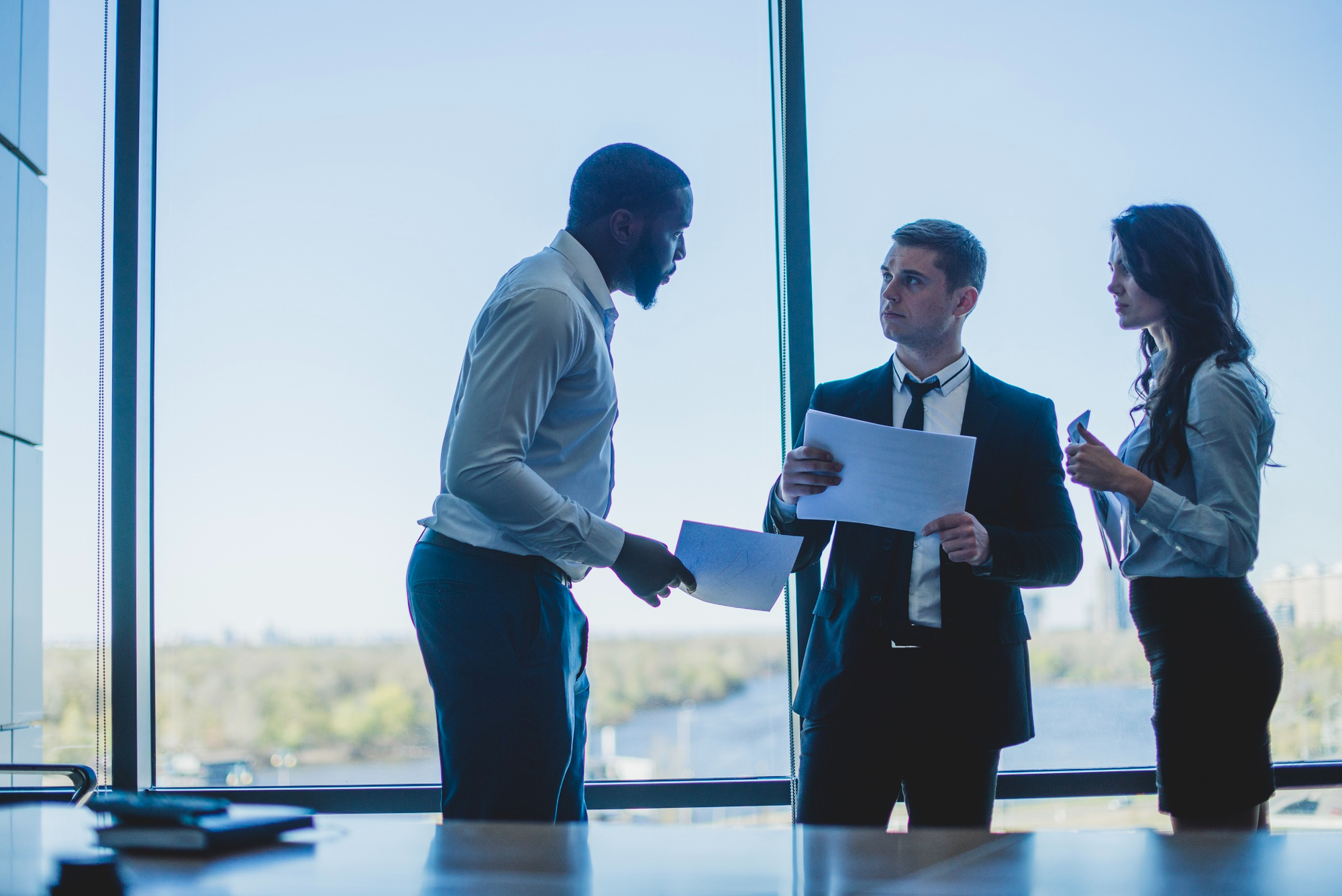 Empresários discutindo a incorporação de empresas.