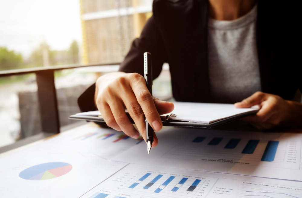 mulher fazendo planejamento tributário para empresas de são paulo